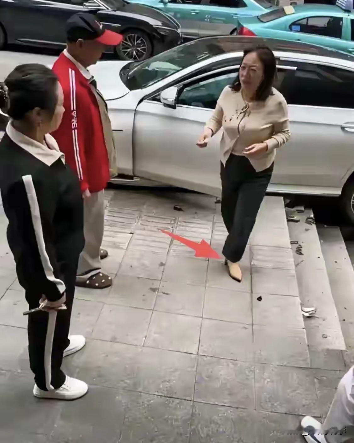 重庆黔江这个57岁女司机，这下子完了！

我看了视频，她从车上下来的时候穿了一双