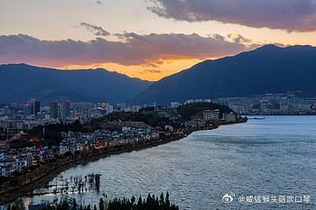 奔赴彩云之南，邂逅独一份的浪漫风光苍山叠翠洱海澄澈，古城街巷藏满烟火风里裹挟着花