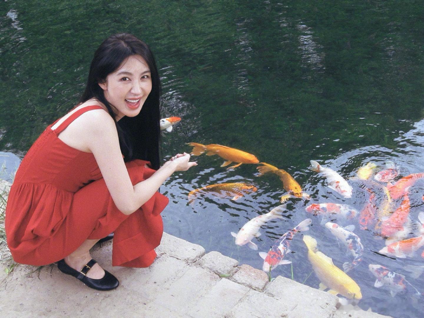 李菲儿美成啥了旋转木马摇出复古甜意，夜色街灯晕染港式氛围感，红裙曳绿野是旧时光里