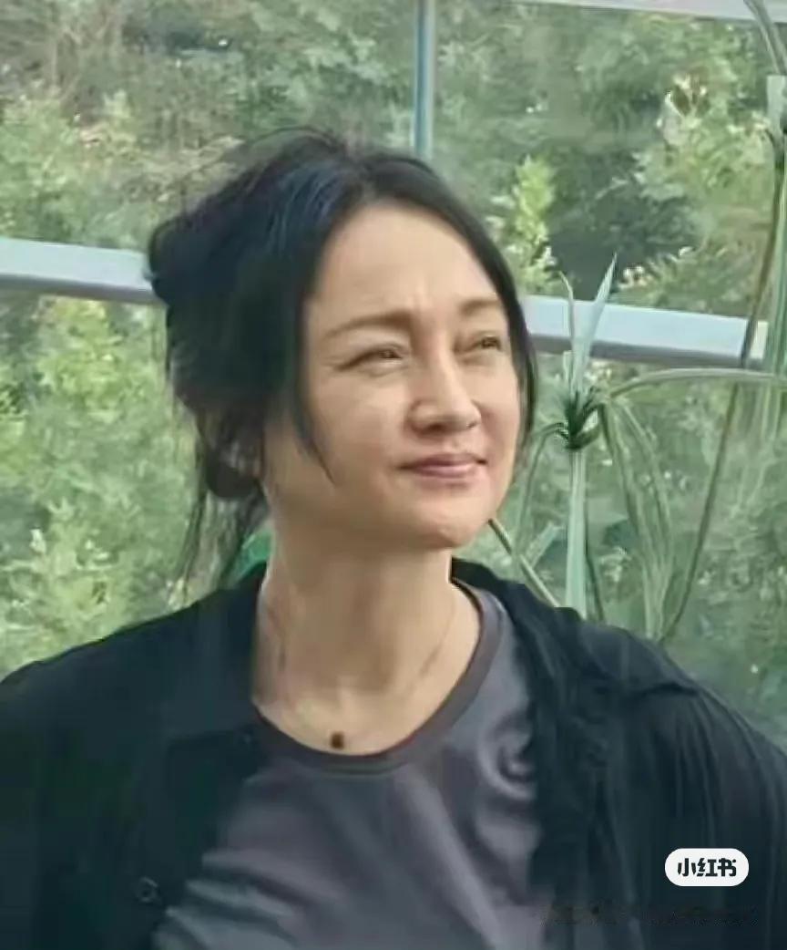 50岁周迅不整容不化妆，自然老去真坦然！要说天生的大荧幕脸我觉得周迅是当之无愧的