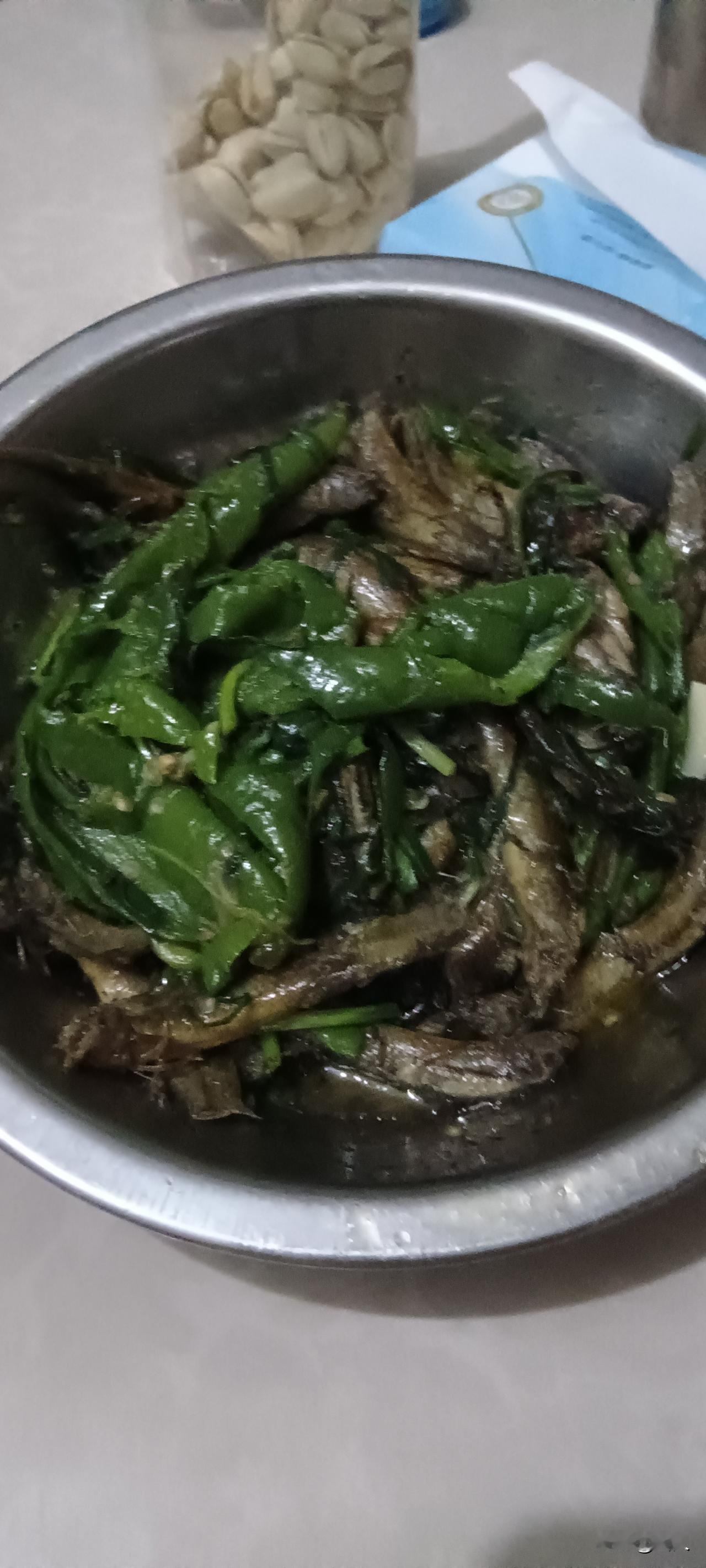 乡间地道家常菜油爆辣椒炒泥鳅，鲜香入味越吃越上头。鲜活泥鳅处理干净沥干水分，热锅