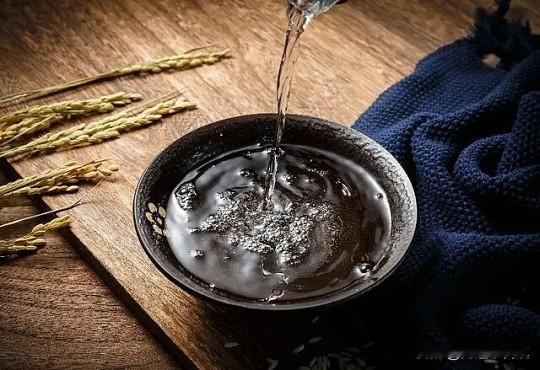 昨晚可能是因为喝自己的酒，又是老哥子的生日，就没控制好，一不小心又喝大了。
昨晚