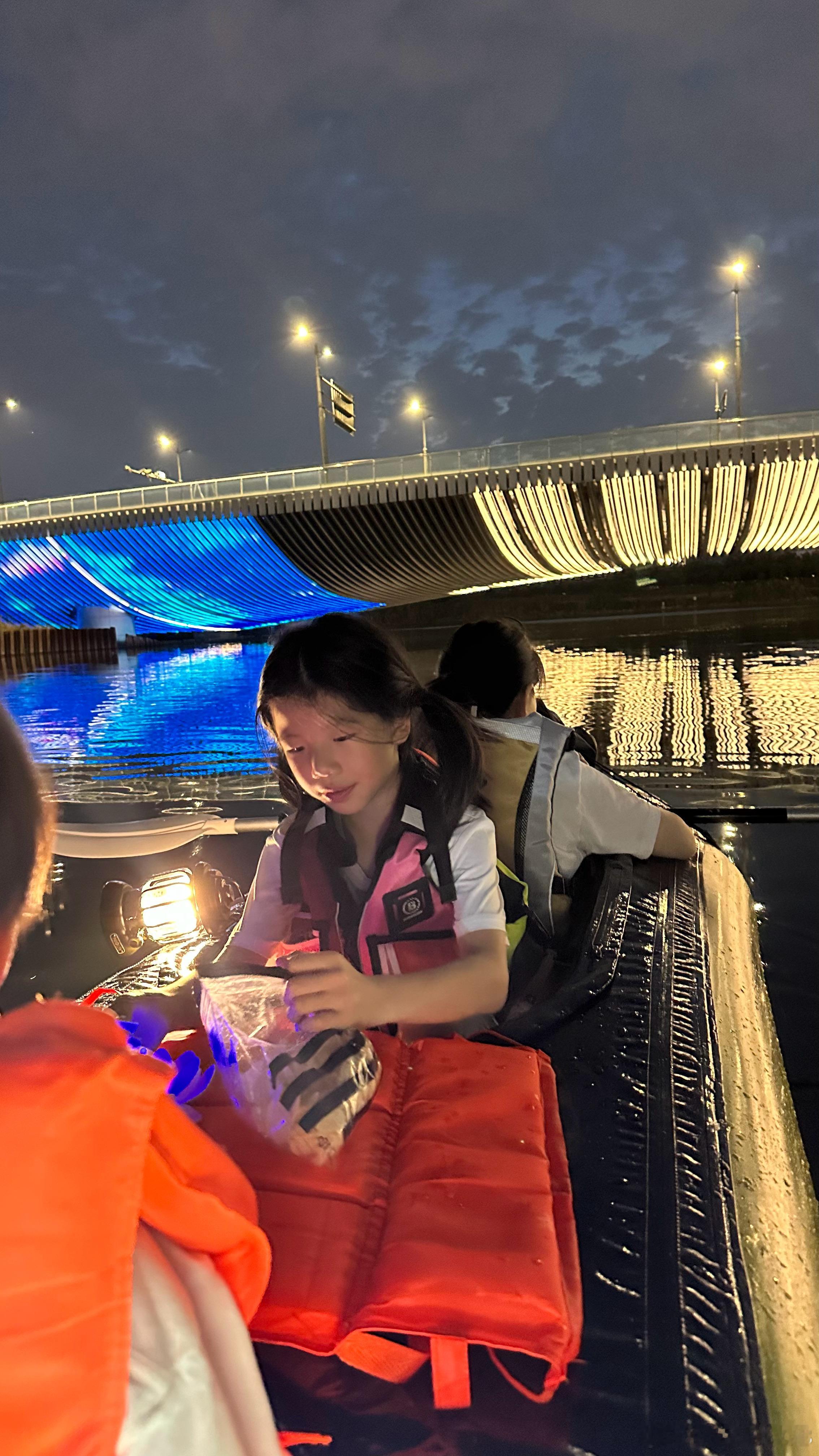 今天最后一个晴天，想着带孩子们从亚运村出发划到大莲花，只可惜到了小黄鸭（钱江世纪