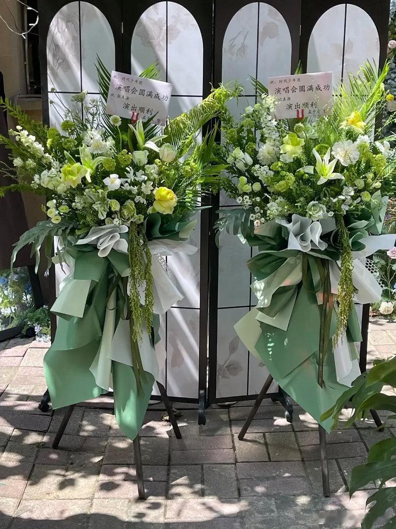 孟子义真是端水大师，给时代少年团演唱会送花篮了给丁程鑫，张真源的花篮都是个人应援