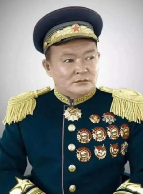 蒙古民族视他为民族独立领袖、国父，可在中国人眼里，却是是千古罪人，他暗中勾结外部