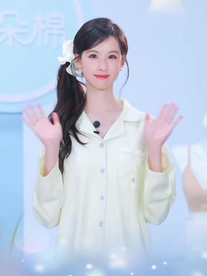 陈都灵是真的清纯校花代言人，太美了纯洁的气质好像小白兔一样无害又吸引人