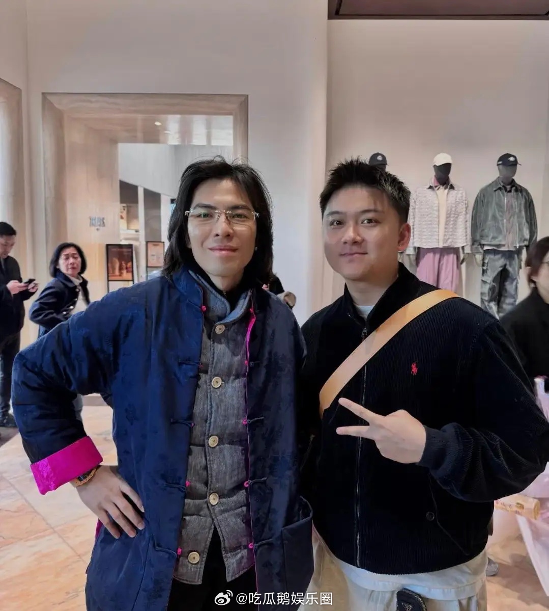 39岁萧敬腾和爱妻林有慧现身韩国🇰🇷度假，他穿着深蓝色唐装，留着长发，这身装