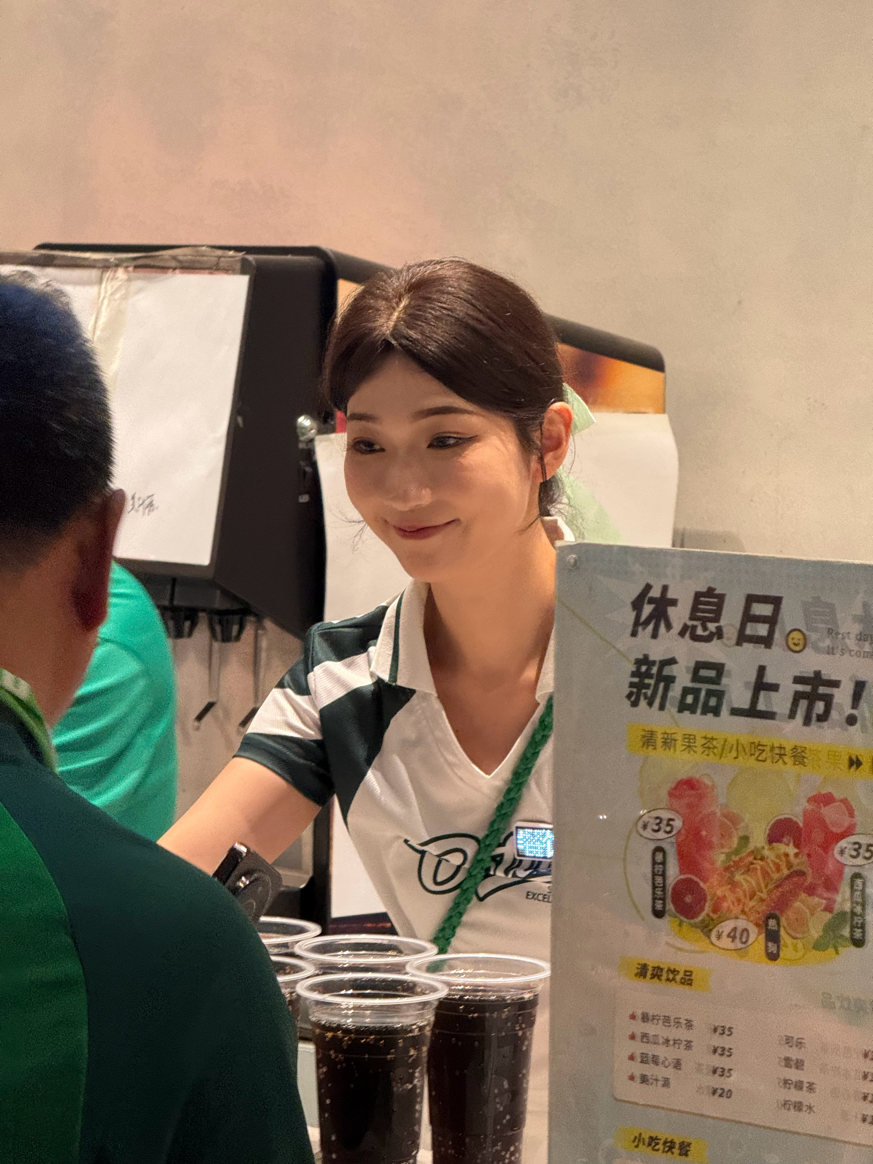 北京国安北京国安[超话]亚冠 原来坐三层可看不见啤酒妹妹，我也是好起来啦[赢牛奶