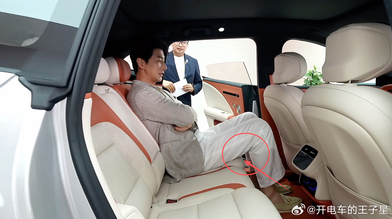 阿维塔07L这套全新内饰，虽然我不知道为啥取一个非常拗口的“枫红云白”名字（我大