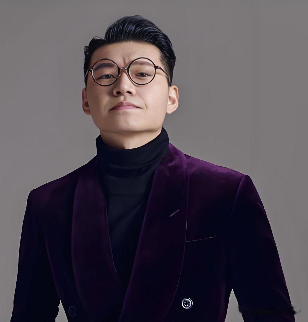 他和刘亦菲搭戏，

被黄磊视为左膀右臂，

演员吴彼就像开了挂一样在娱乐圈里愣是
