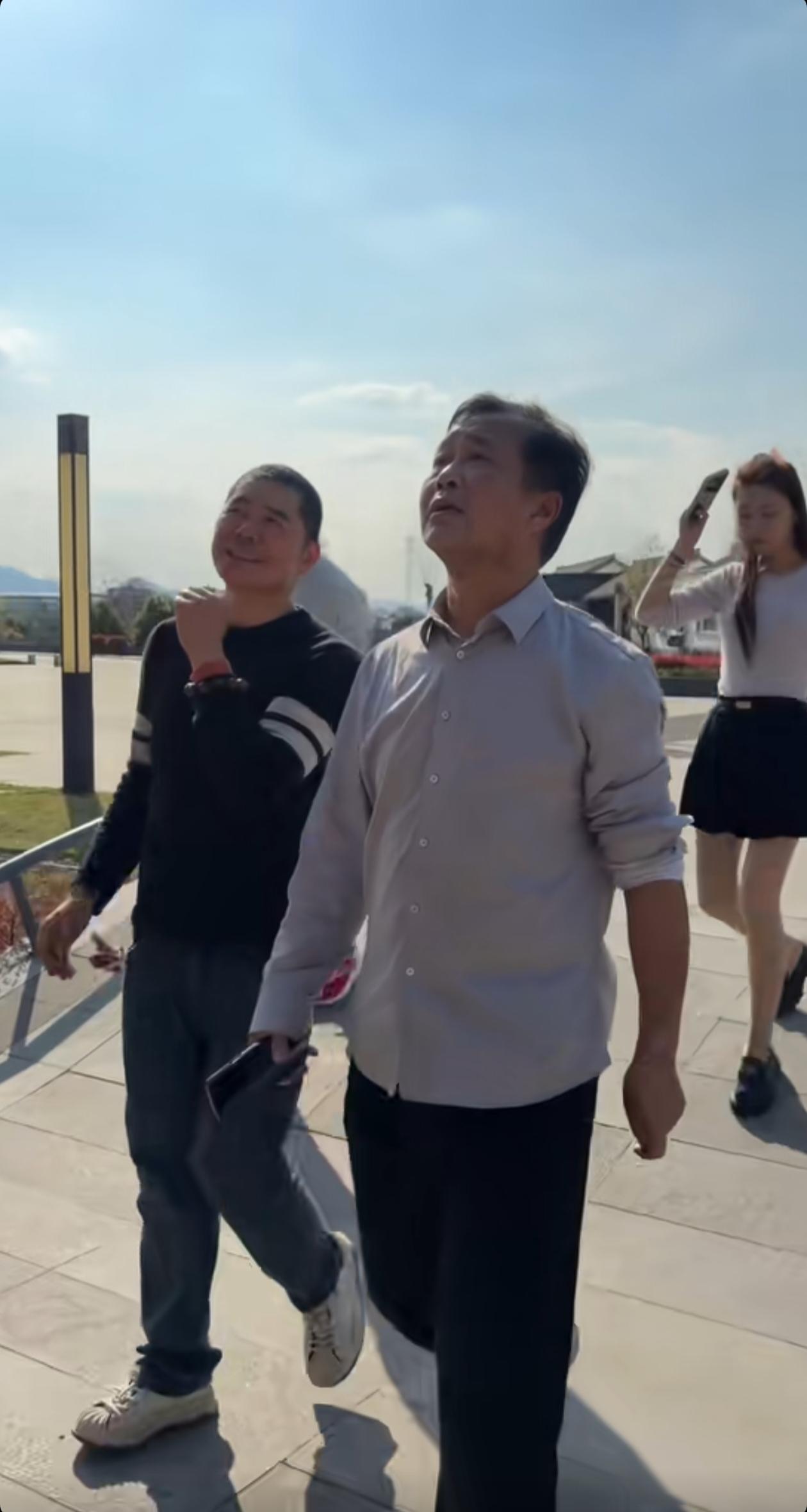 沈巍在杭州直播带货结束后明显随从少了很多，女友晓晓倒是陪伴如一。不得不说，人际关