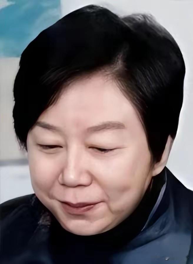 许家印那个老婆，丁玉梅。拿加拿大护照的。2022年，俩人偷偷离了婚。孩子不知道，