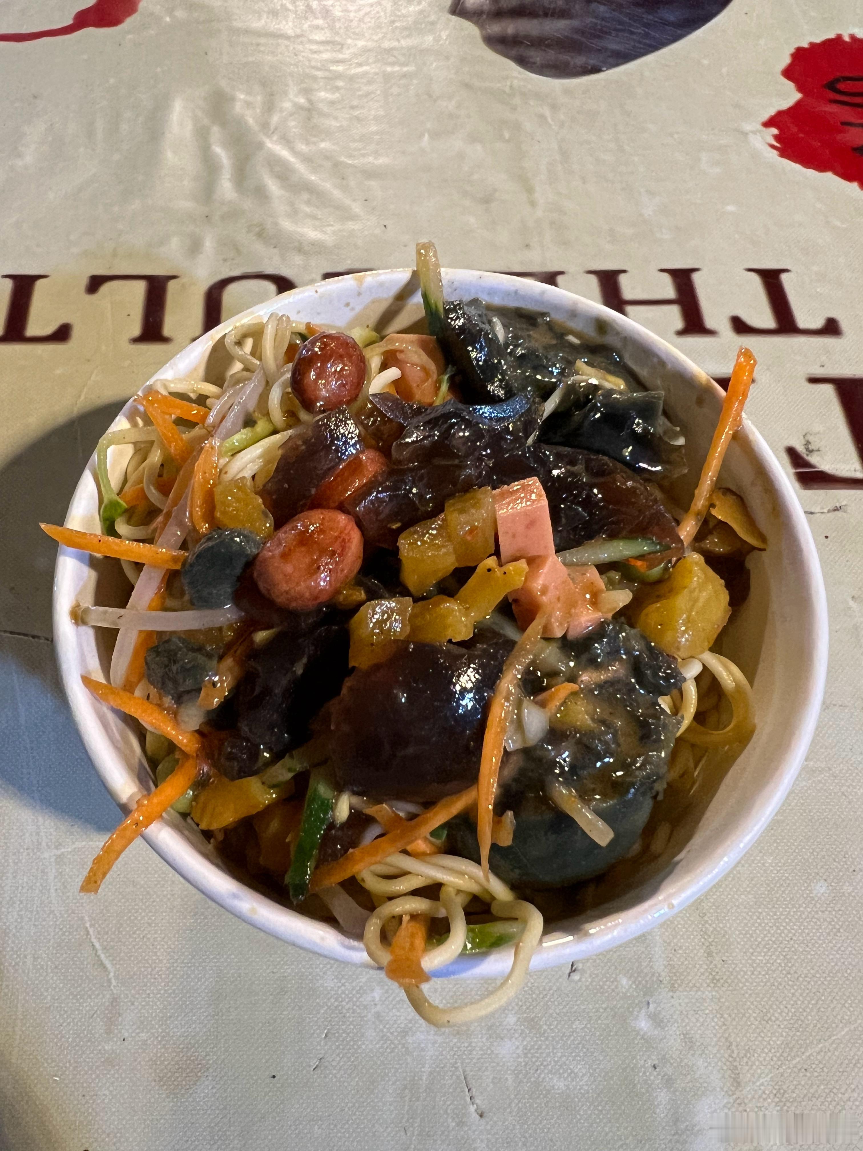 深夜吃个宵夜皮蛋凉面！！！三鲜粉烧烤必须整碳烤，说实话武汉的小吃这些是真的好吃啊