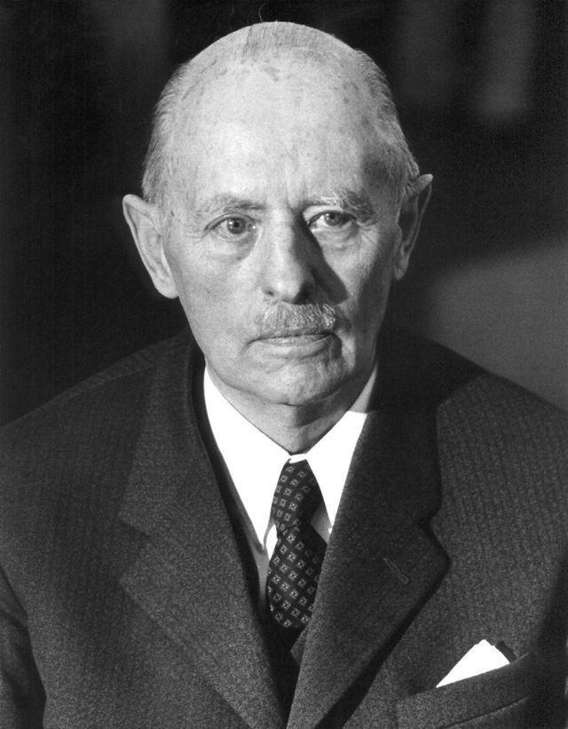 莱因哈特·盖伦（Reinhard Gehlen）二战时德国陆军少将，德军陆军总参