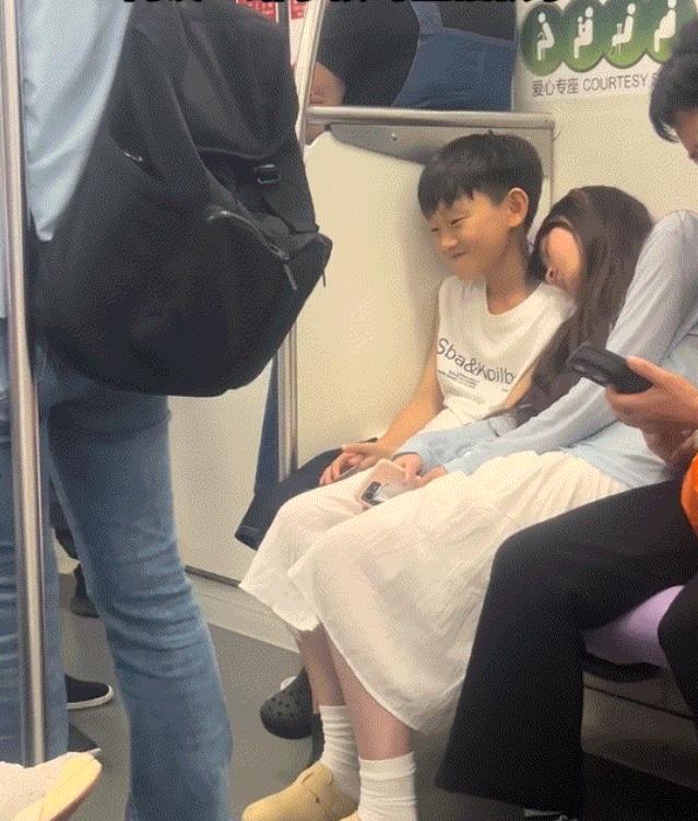 浙江，一妈妈带着儿子乘坐地铁，不料乘坐途中，儿子旁边的一个陌生小姐姐却靠在儿子肩