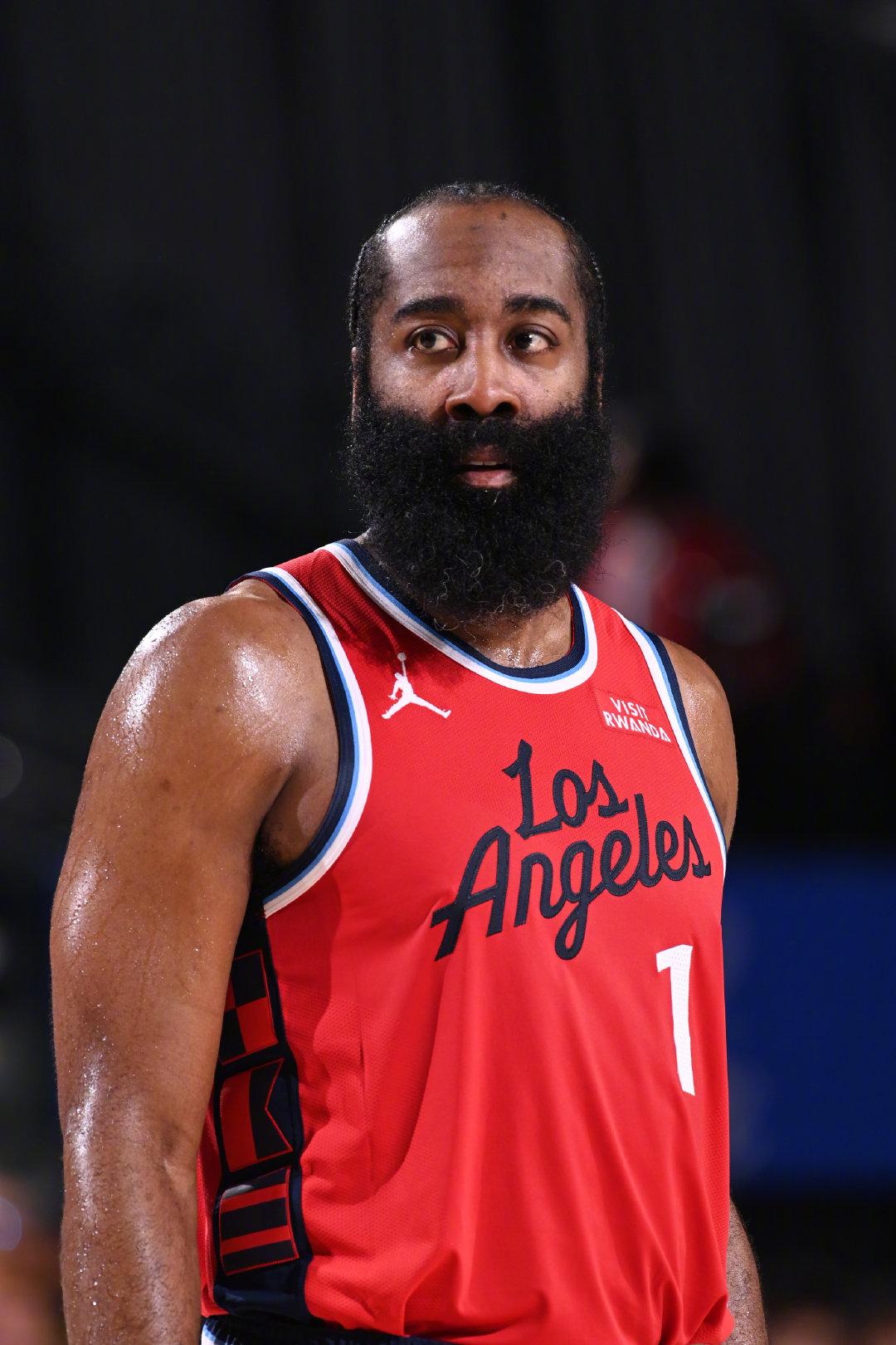 该怎么评价哈登今天的表现呢？
只能说组织没啥问题，全场送出12次助攻，只有2个失