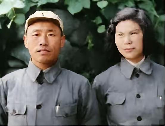 1943年，叛徒邢仁甫和“姘头”，一张罕见的合影，镜头中的邢仁甫看起来人畜无害，