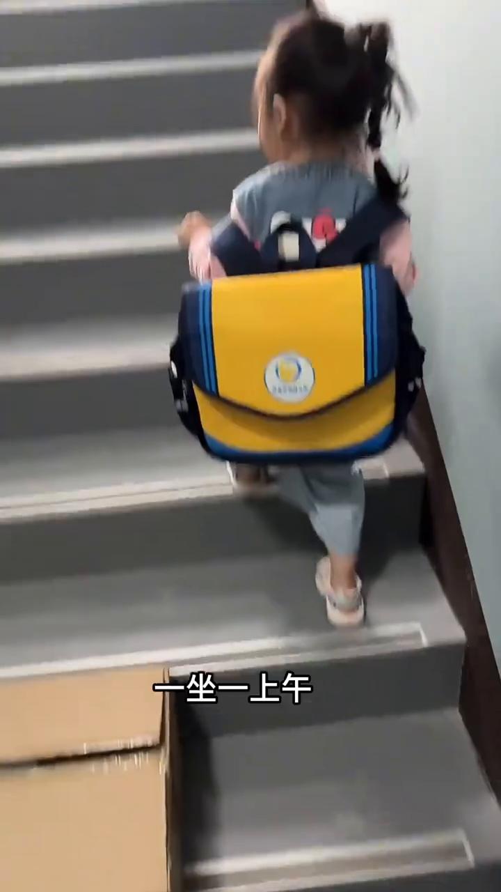 锄禾日当午，上课好辛苦。一本小破书，一坐一上午。姑娘本无才，老爸让我来。百转桥上