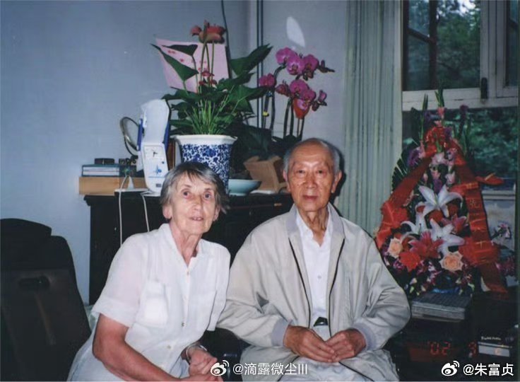 我们隆重纪念世界著名物理学家，我国固体物理学和半导体物理学的奠基人之一，中国科学