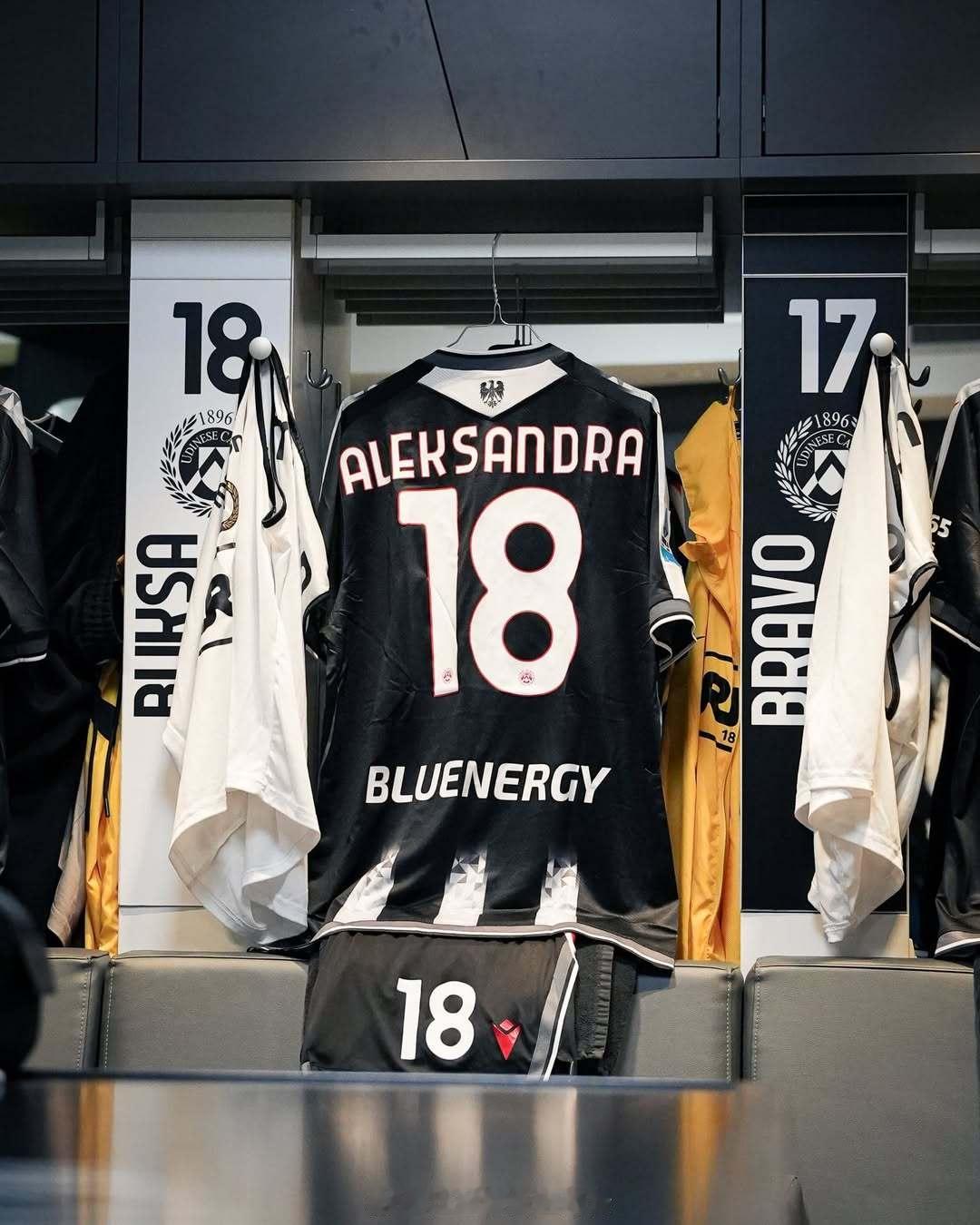 上周末意甲有5支球队的球衣背后印上了球员生命中最重要的女性名字，以帮助提高公众对