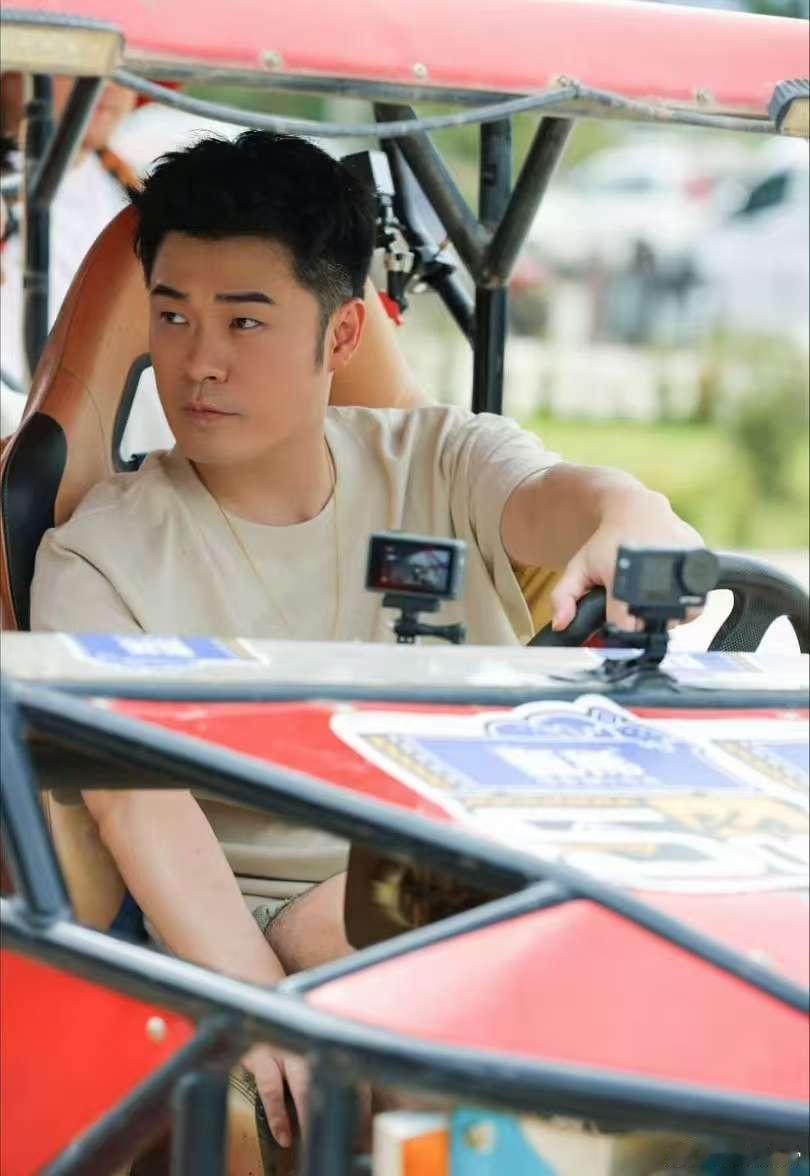 陈赫 你们好像把我当冰箱了  陈赫被当成“冰箱”，标签贴得眼花缭乱，这节目正片肯