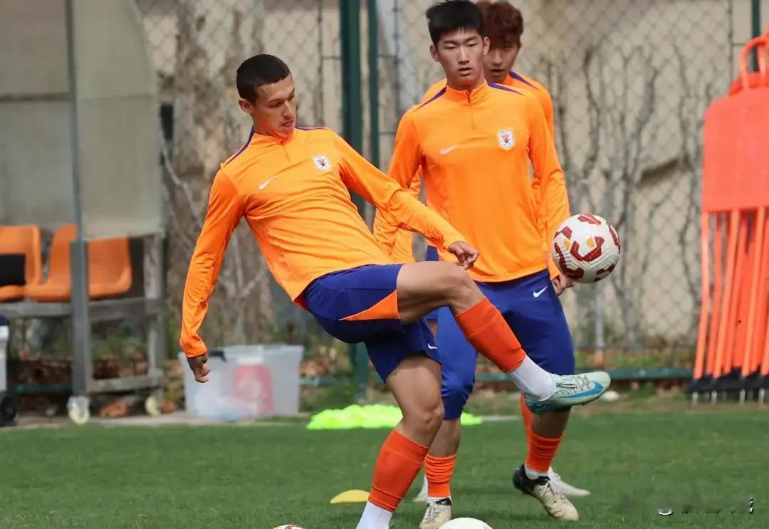 韩鹏率领的山东全运U20足球队半决赛和湖北队路遇，注定是一场恶仗，八分之一决赛湖