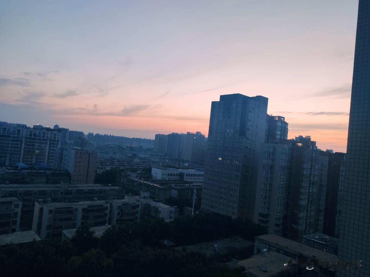 现在是凌晨五点，天已经亮了，从东边的火烧云来看，今天又是一个热辣辣的高温天，火烧