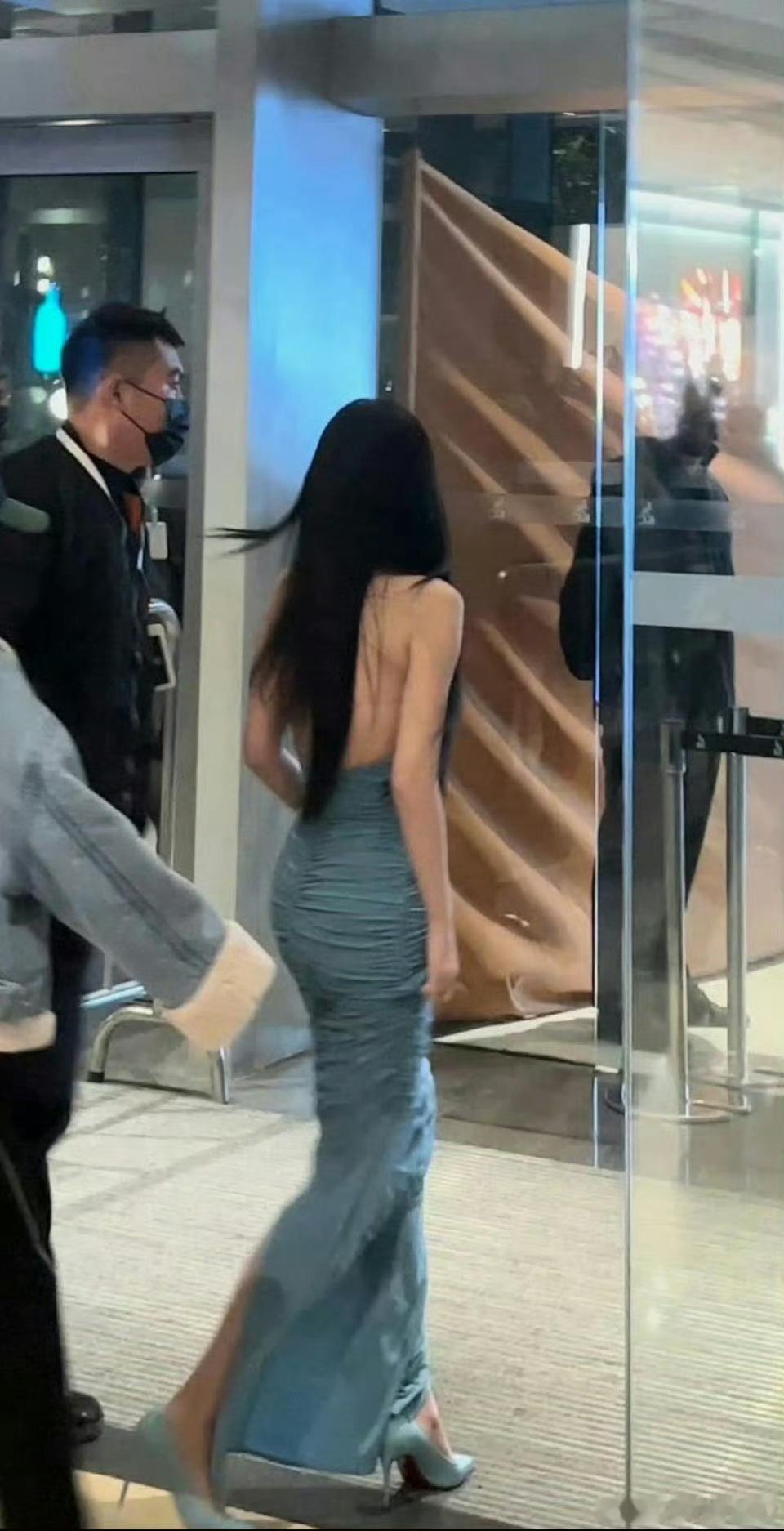 虞书欣[超话]虞书欣的腰欣欣子的腰臀比真的绝，盈盈一握就是这样吧，这么好的身材我