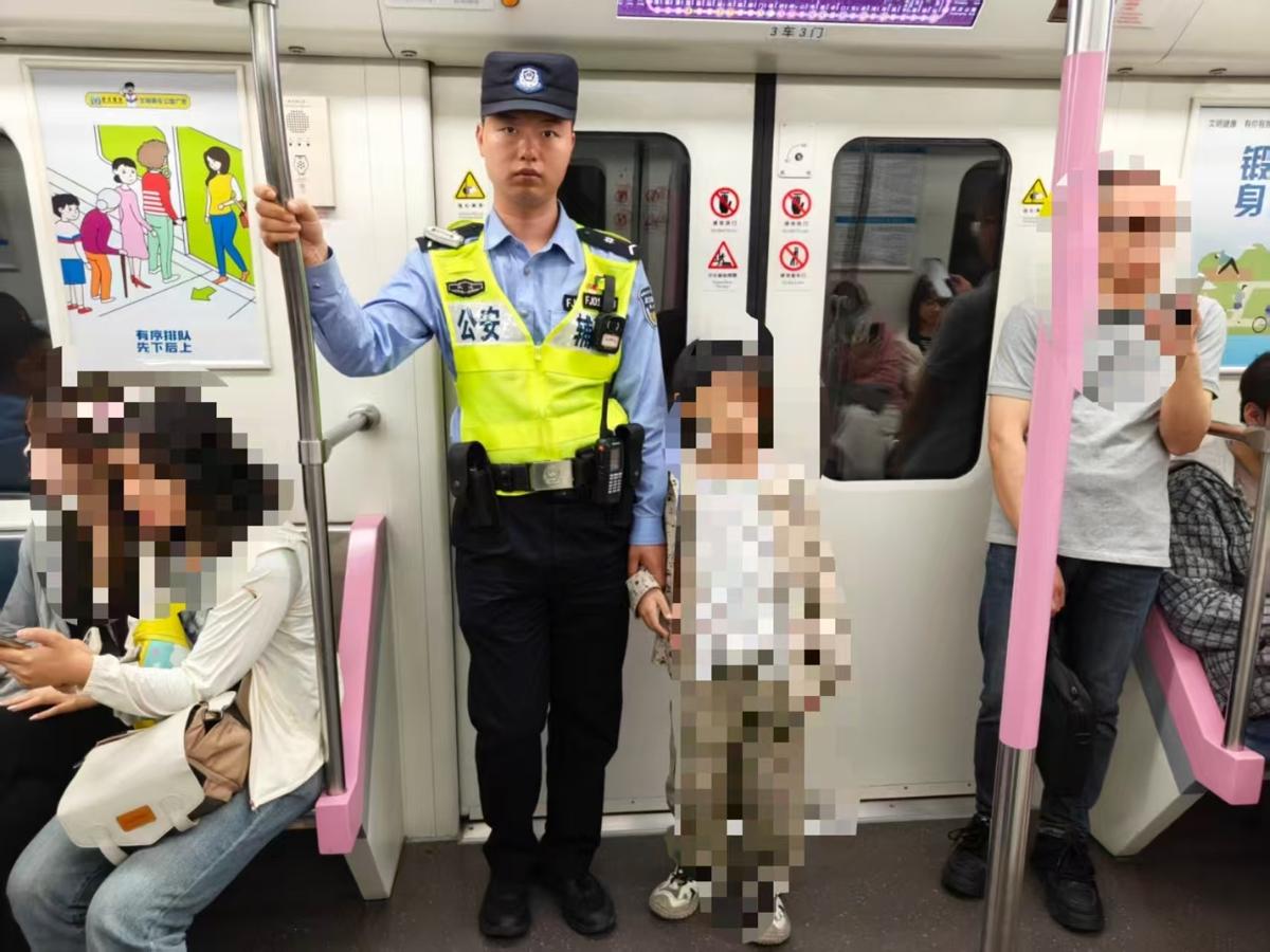 暖心！武汉地铁孩童走失，执勤辅警火速帮忙寻家人，流密集的公共场所，孩子走失瞬间牵