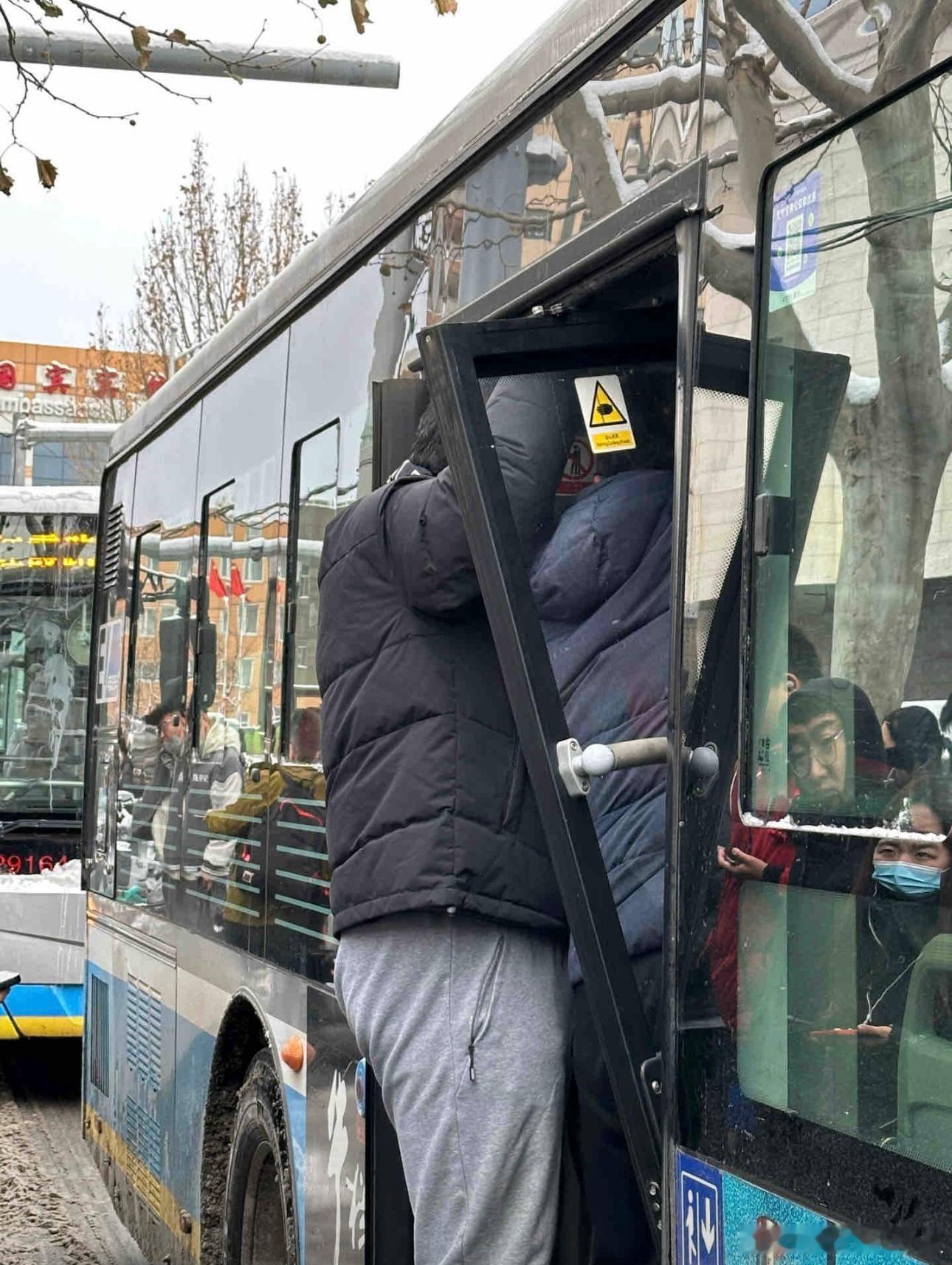 北京大雪了，但是这兄弟真讲究，坐公交车还自己带个门...[喵喵]#大v聊车# ​