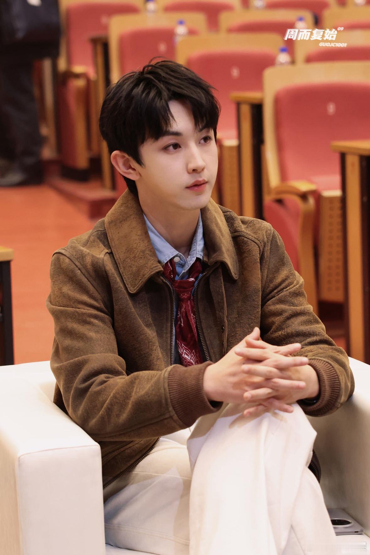 郭俊辰往那一站就自带闪光点，正脸五官周正立体，皮夹克配红领带的造型干净有质感，眼