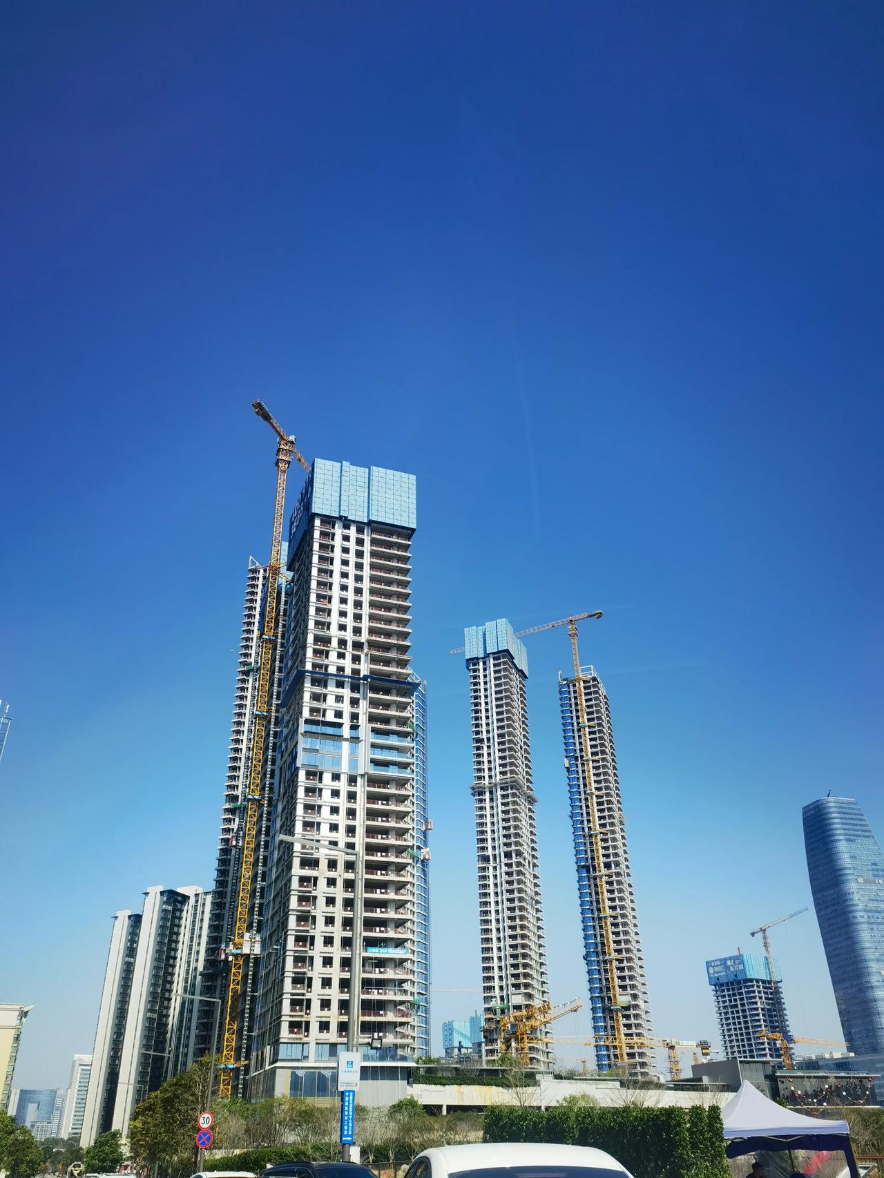 东莞中心城区房价开始分化，价差拉大。一批纯刚需核心地段外围小盘，在经过一年多时间