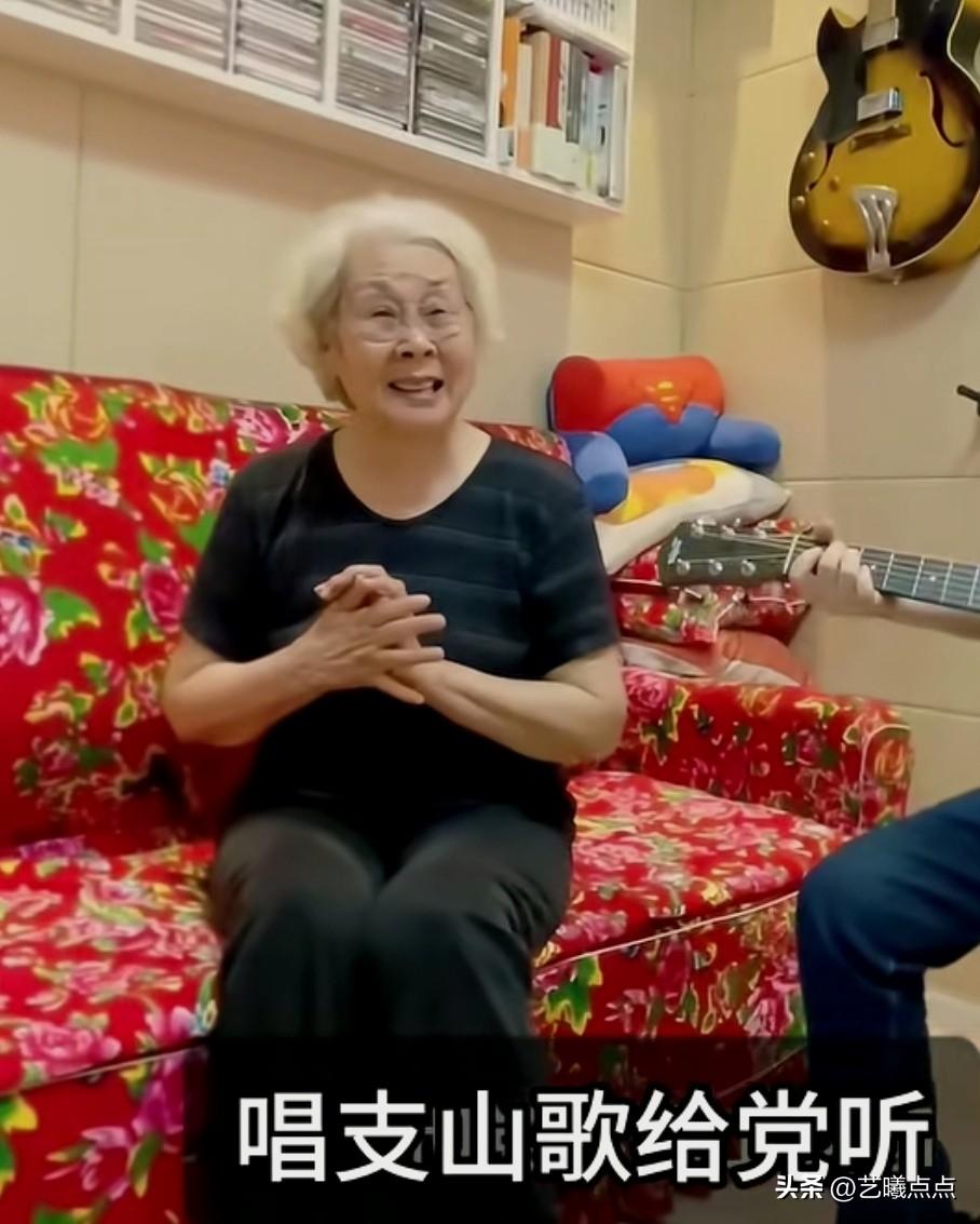 今天，89岁高龄的著名女高音歌唱家于淑珍深情地唱起了《唱支山歌给党听》。
那声音