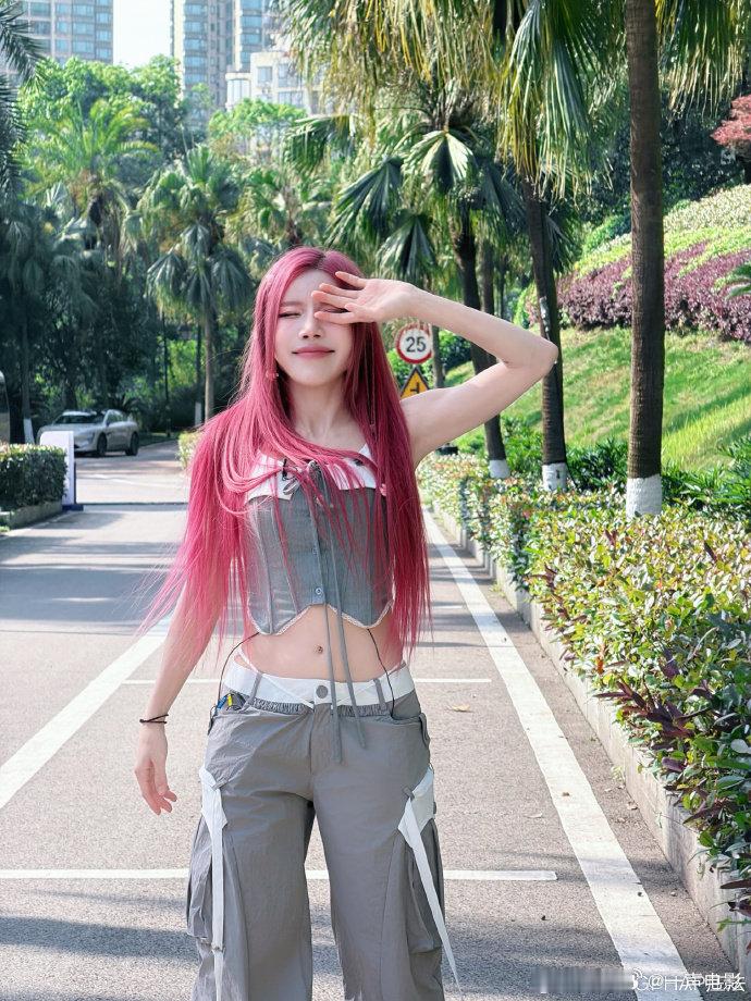 徐洁儿贴心为庄法同声传译徐洁儿“洁儿妈咪”的人设焊死了！看到庄法有困难，马上上前