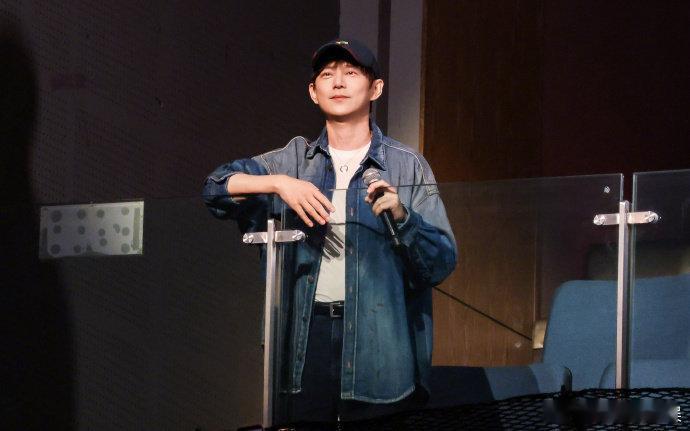 谢娜晒演唱会合照谢娜发了演唱会合照谢娜晒演唱会合照，何炅在谢娜演唱会的看台上，拿