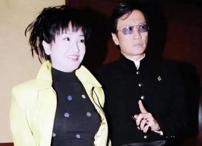 1985年，谢贤欠下了1600万赌债，被逼债，走投无路，妻子狄波拉经谢贤同意后，