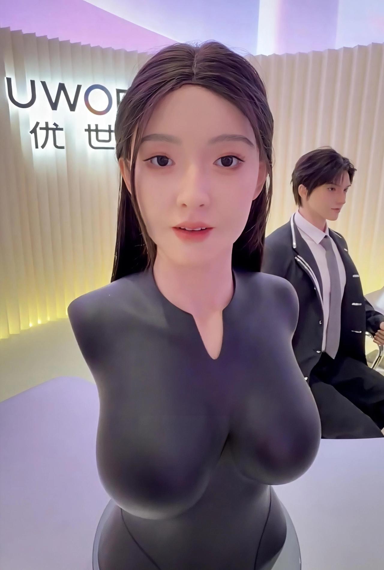 在优必选U1超仿生机器人发布会现场，摸着那些仿生机器人，触感太真实了，意犹未尽…