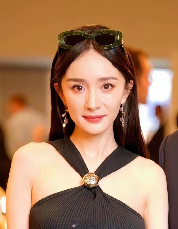 杨幂公司签林更新，合同里写死一条：三年内不准直播带货。你以为她妈当法人的新公司是