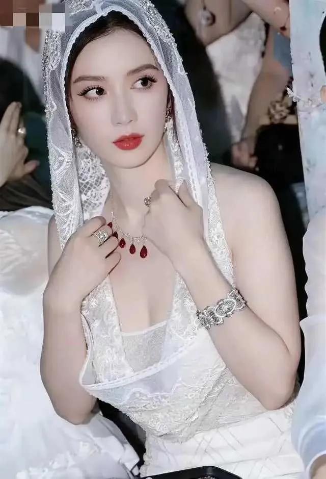 这位演员是谁？也太吸睛了吧！简直是全场摄影师的焦点，快门根本停不下来～