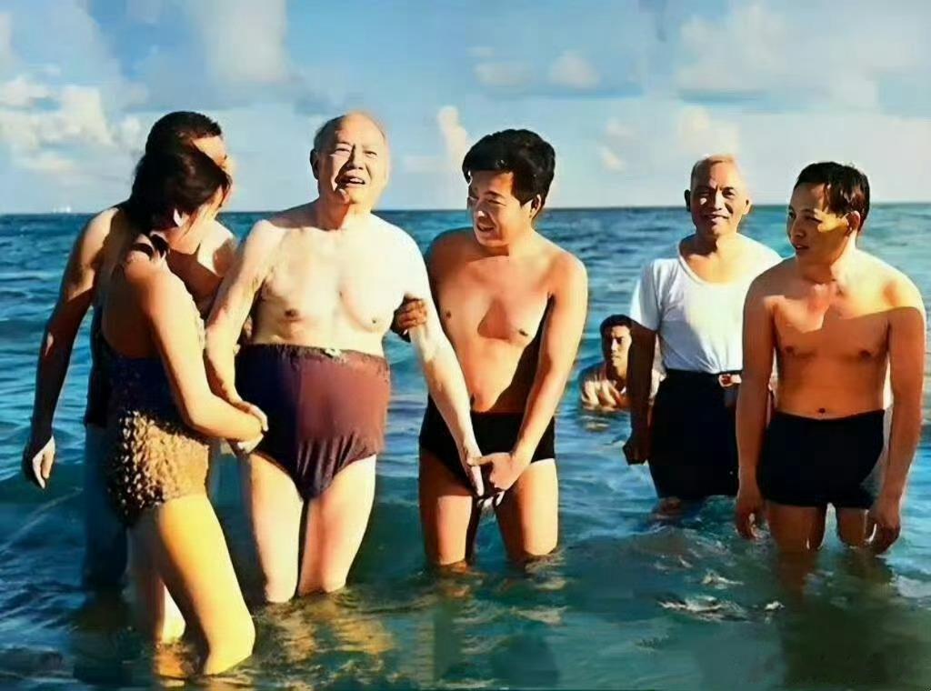 北戴河，81岁的叶帅下水游泳。老一辈革命家，身体真好！