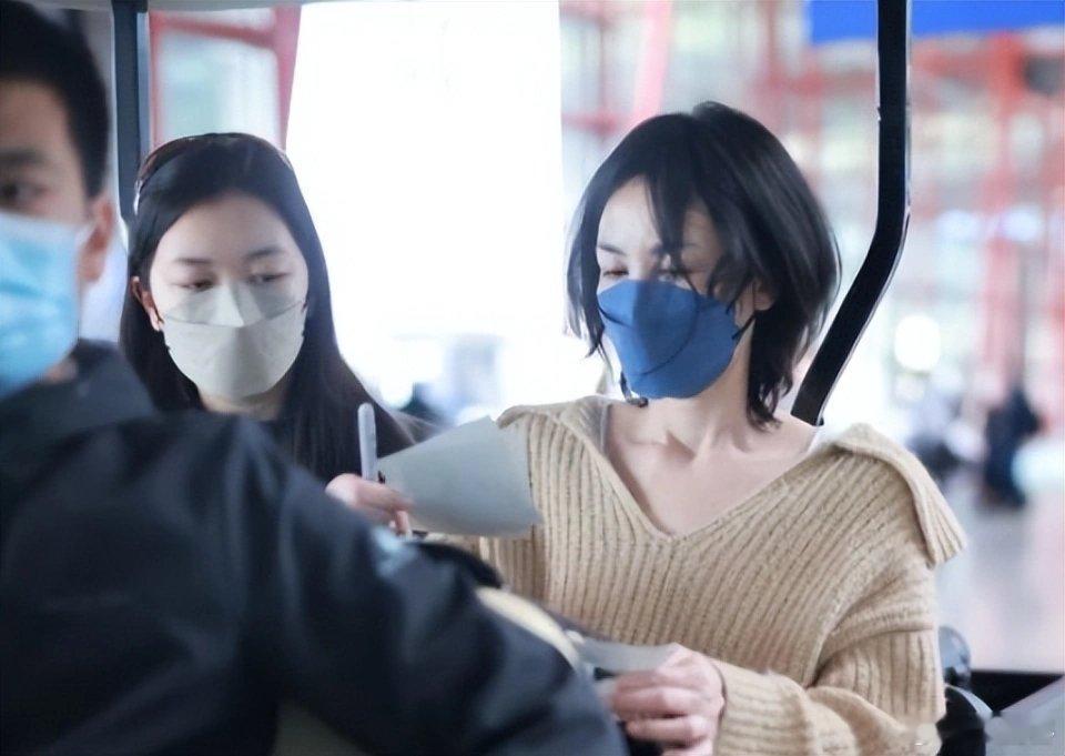 王菲罕晒亲吻照为女儿庆生，18岁李嫣模样大变。5月27日，李嫣迎来18岁生日，她