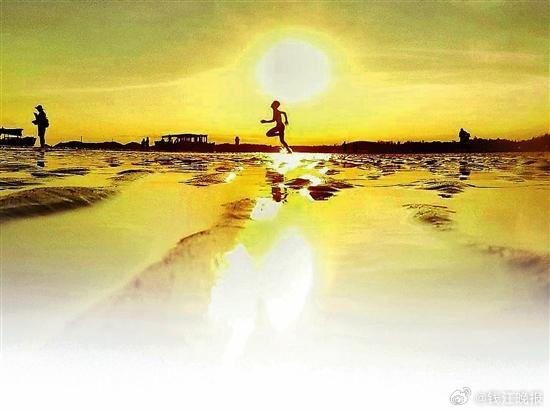 【潮新闻·钱江晚报新年寄语：时光如海 以韧为舟】时光的流转，恰如龙井茶山上的云雾