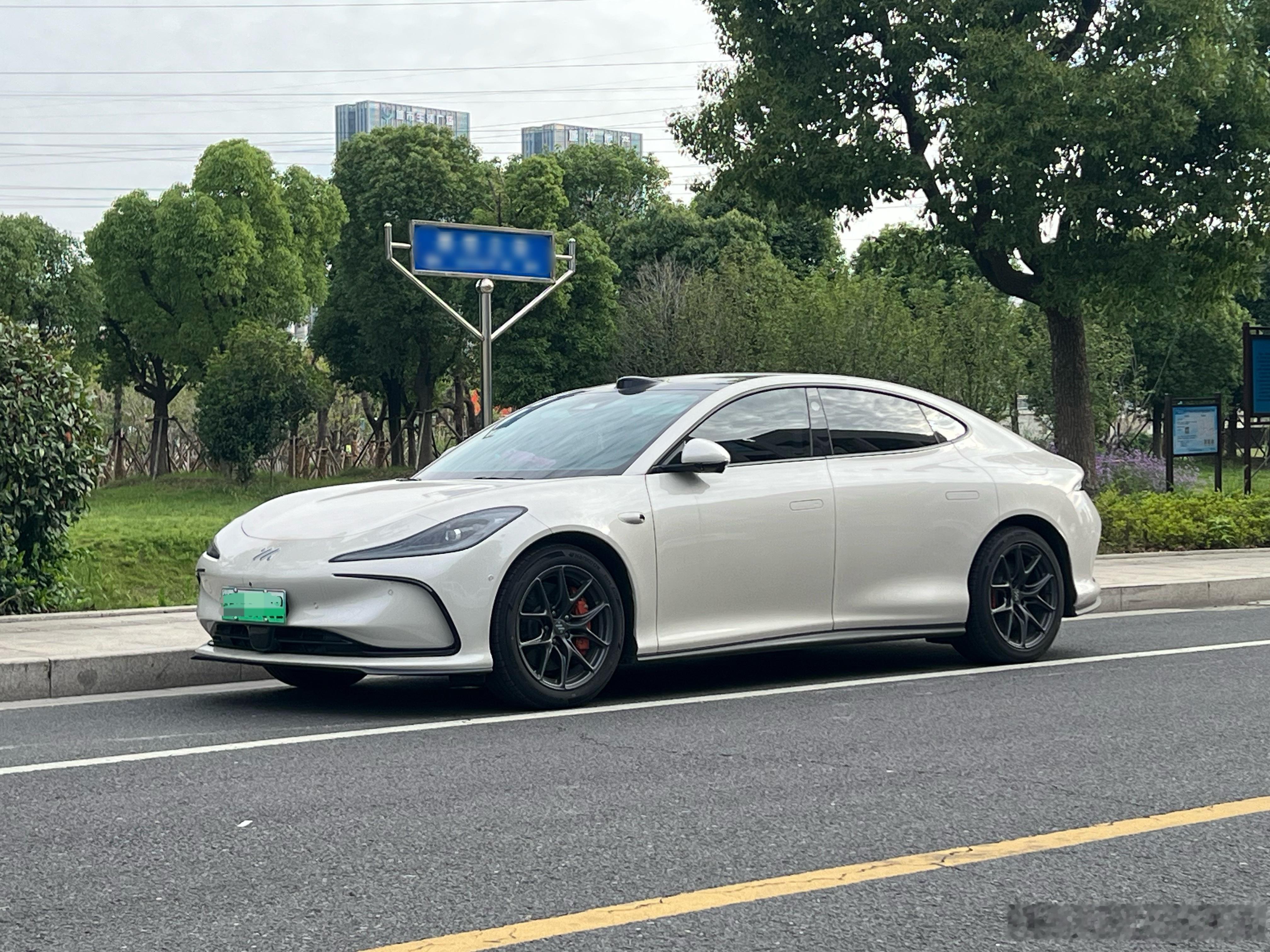 小区门口遇见一台智己L6，拿快递的时候正好碰见车主了，和他聊了两句他说买这车的原