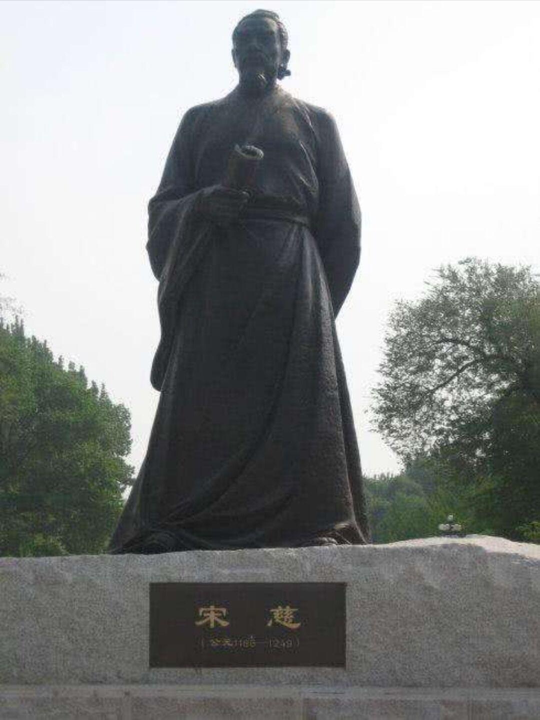 《他验尸前必焚香，但烧的不是菩萨——是苍术艾草；他写书从不“天理昭昭”，只写“左