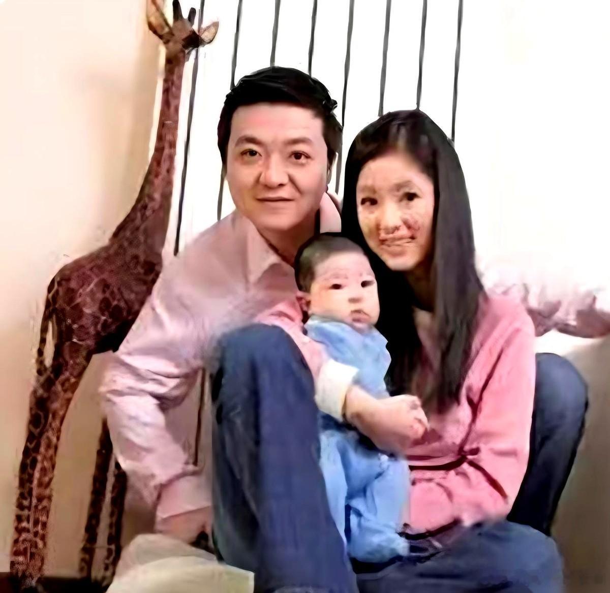 董路他有个女儿，叫董圆圆，今年19岁了。她长得跟老爸一个模子刻出来的，但她走的路