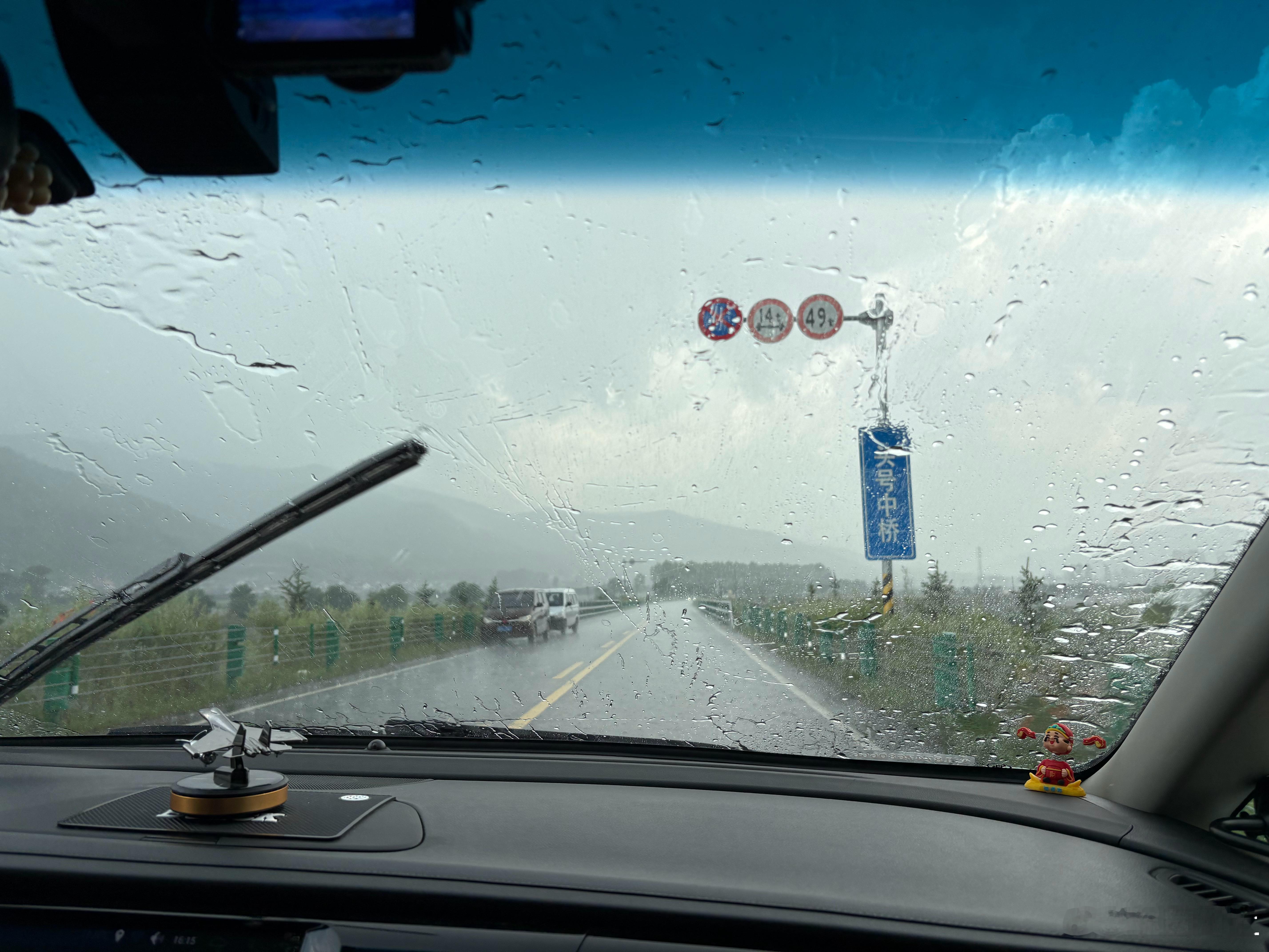 暴雨，雷电，冰雹，彩虹，晚霞。很难想象这是2个小时内发生的自然现象。神奇的大草原