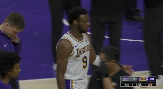 湖人新星布朗尼真是让人眼前一亮！在昨天湖人主场以128：104轻取国王的比赛中，