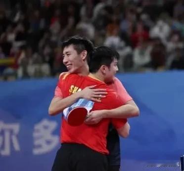 您可曾目见过，即便落败也能洋溢欢笑的场景？昨日，乒乓球全锦赛男团半决赛的现场，上