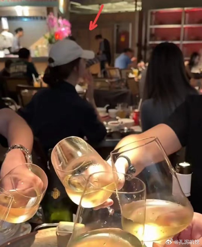 网友上海偶遇吴千语吃火锅，她贴心给老公施伯雄夹菜，真人超瘦超美，大长腿吸睛，甜蜜