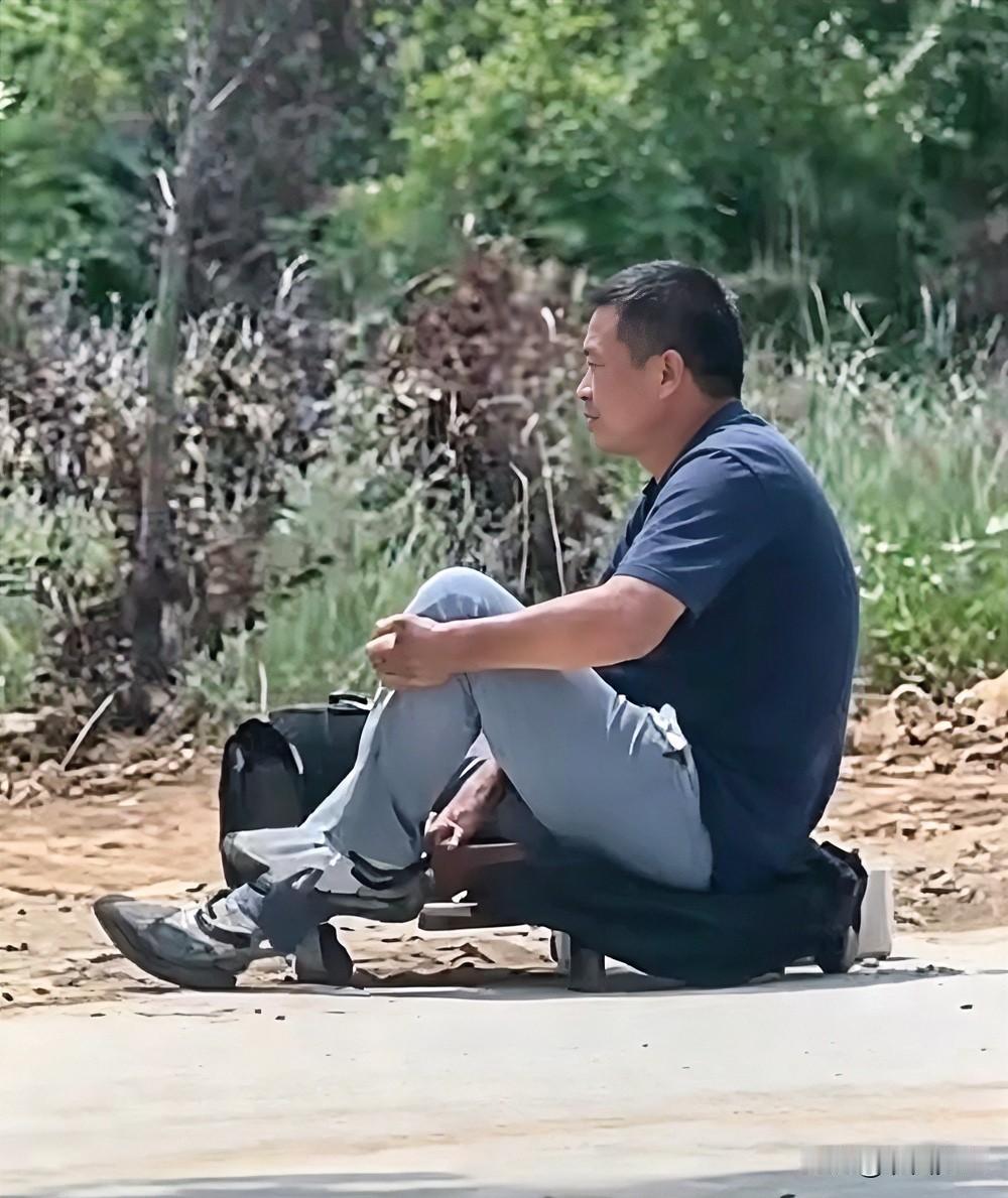 你会相信“无腿乞丐”吗？

大连庙会，男乞丐，白天裹着裤子，蜷着腿，趴在滑板上是
